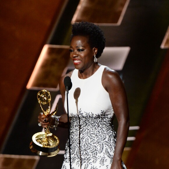 Adrien Brody remet à Viola Davis son prix de la meilleure actrice dans une série dramatique pour "Murder" - 67e cérémonie des Emmy Awards à Los Angeles, le 20 septembre 2015.