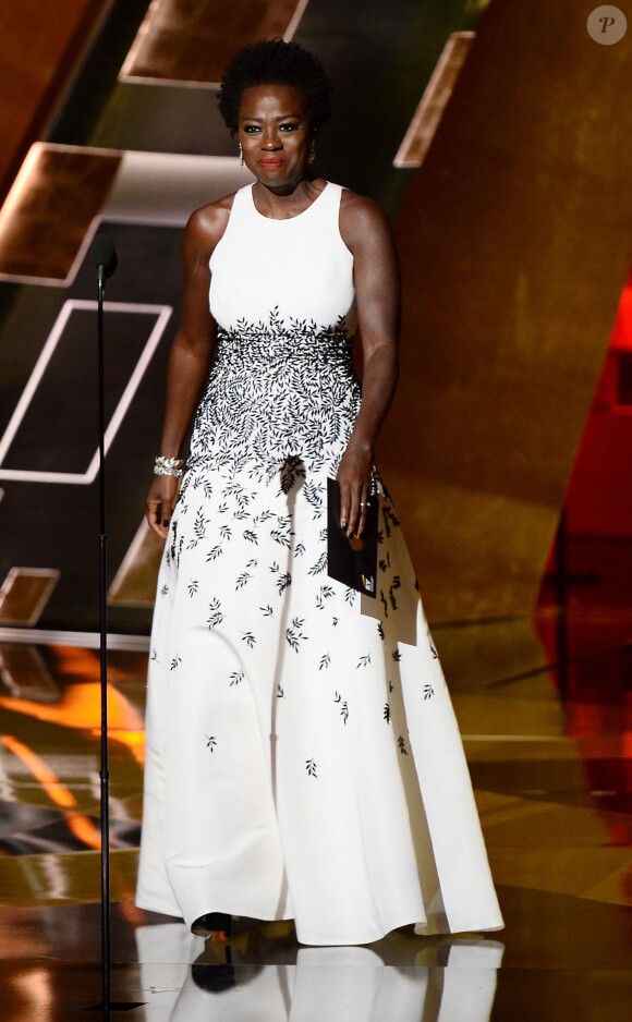 Adrien Brody remet à Viola Davis son prix de la meilleure actrice dans une série dramatique pour "Murder" - 67e cérémonie des Emmy Awards à Los Angeles, le 20 septembre 2015.