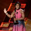 Uzo Aduba reçoit le trophée du meilleur second rôle féminin dans un série dramatique pour "Orange is the New Black" à la 67e cérémonie des Emmy Awards à Los Angeles, le 20 setpembre 2015.