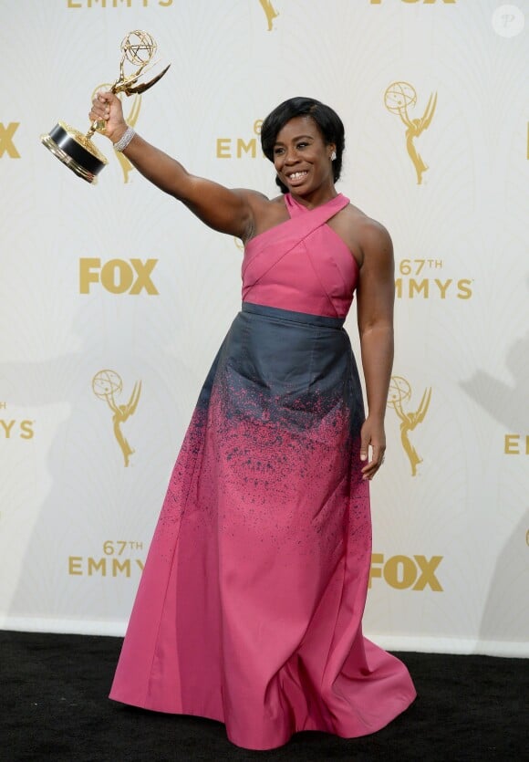 Uzo Aduba et son trophée du meilleur second rôle féminin dans un série dramatique pour "Orange is the New Black" à la 67e cérémonie des Emmy Awards à Los Angeles, le 20 setpembre 2015.