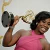 Uzo Aduba et son trophée du meilleur second rôle féminin dans un série dramatique pour "Orange is the New Black" à la 67e cérémonie des Emmy Awards à Los Angeles, le 20 setpembre 2015.