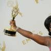 Uzo Aduba et son trophée du meilleur second rôle féminin dans un série dramatique pour "Orange is the New Black" à la 67e cérémonie des Emmy Awards à Los Angeles, le 20 setpembre 2015.