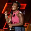 Uzo Aduba reçoit le trophée du meilleur second rôle féminin dans un série dramatique pour "Orange is the New Black" à la 67e cérémonie des Emmy Awards à Los Angeles, le 20 setpembre 2015.