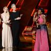 Emma Roberts et Jamie Lee Curtis remettent à Uzo Aduba le trophée du meilleur second rôle féminin dans un série dramatique pour "Orange is the New Black" à la 67e cérémonie des Emmy Awards à Los Angeles, le 20 setpembre 2015.