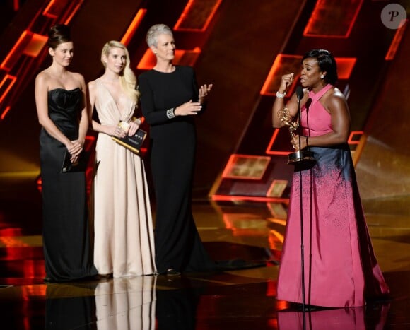 Emma Roberts et Jamie Lee Curtis remettent à Uzo Aduba le trophée du meilleur second rôle féminin dans un série dramatique pour "Orange is the New Black" à la 67e cérémonie des Emmy Awards à Los Angeles, le 20 setpembre 2015.