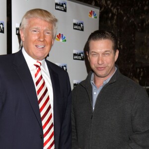 Donald Trump et Stephen Baldwin lors d'une conference de presse au lendemain du renvoi de l'acteur de l'émission "The Apprentice" a New York, le 16 avril 2013.