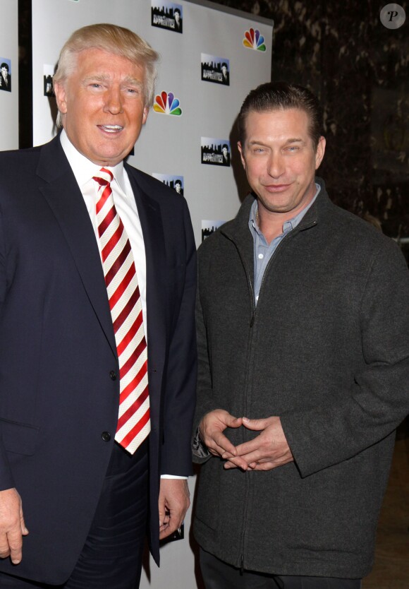 Donald Trump et Stephen Baldwin lors d'une conference de presse au lendemain du renvoi de l'acteur de l'émission "The Apprentice" a New York, le 16 avril 2013.