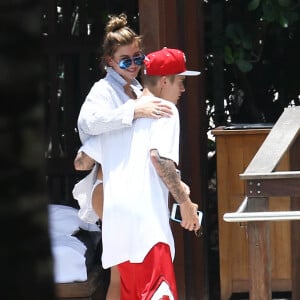 Justin Bieber et Hailey Baldwin se montrent très proches en public au bord d'une piscine avec des amis à Miami, le 15 juin 2015.