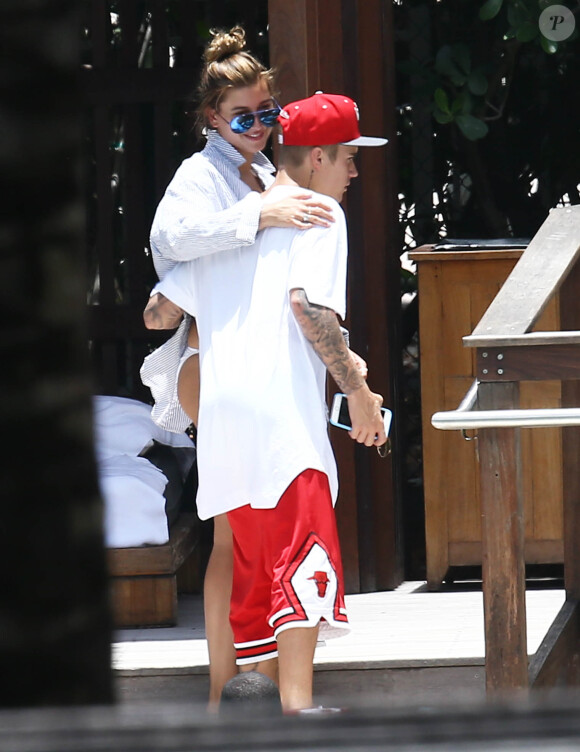 Justin Bieber et Hailey Baldwin se montrent très proches en public au bord d'une piscine avec des amis à Miami, le 15 juin 2015.