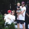 Justin Bieber et Hailey Baldwin se montrent très proches en public au bord d'une piscine avec des amis à Miami, le 15 juin 2015.