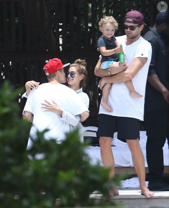 Justin Bieber et Hailey Baldwin se montrent très proches en public au bord d'une piscine avec des amis à Miami, le 15 juin 2015.