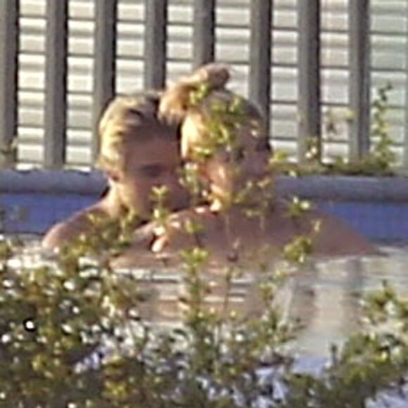 Exclusif - Justin Bieber et Hailey Baldwin très proches dans la piscine du chanteur chez lui à Beverly Hills, le 21 janvier 2015.