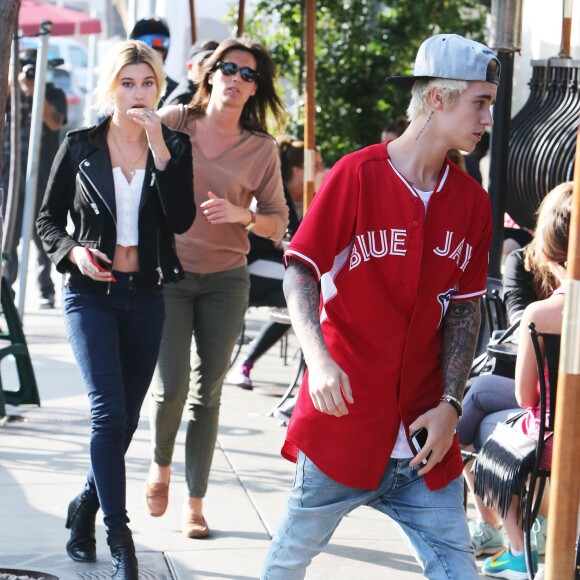 Justin Bieber et Hailey Baldwin passent la journée ensemble à West Hollywood, le 21 janvier 2015.