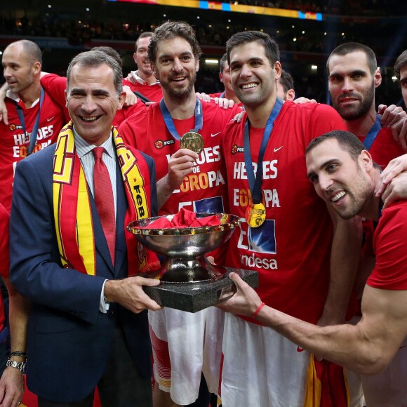 Le roi Felipe VI d'Espagne a pu fêter avec Pau Gasol et l'équipe espagnole de basket leur troisième titre européen, décroché contre la Lituanie le 20 septembre 2015 au stade Pierre-Mauroy de Villeneuve d'Ascq.