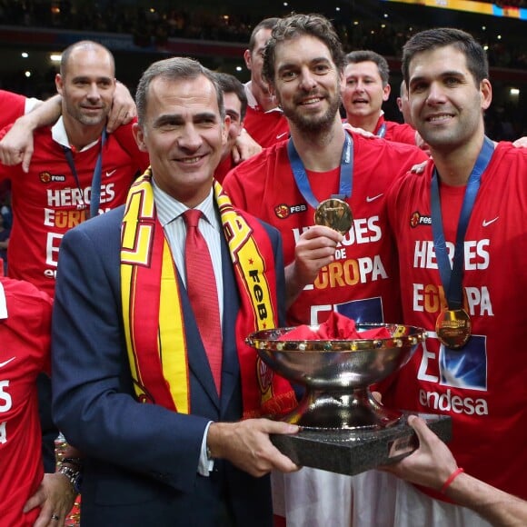 Le roi Felipe VI d'Espagne a pu fêter avec Pau Gasol et l'équipe espagnole de basket leur troisième titre européen, décroché contre la Lituanie le 20 septembre 2015 au stade Pierre-Mauroy de Villeneuve d'Ascq.