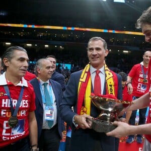 Le roi Felipe VI d'Espagne a pu fêter avec Pau Gasol et l'équipe espagnole de basket leur troisième titre européen, décroché contre la Lituanie le 20 septembre 2015 au stade Pierre-Mauroy de Villeneuve d'Ascq.