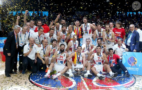 Pau Gasol et l'équipe d'Espagne célébrant le 20 septembre 2015 leur victoire contre la Lituanie en finale de l'Euro 2015 de basket au stade Pierre-Mauroy de Villeneuve d'Ascq.