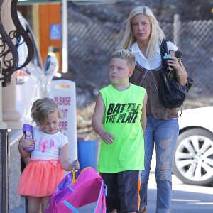 Exclusif - Tori Spelling se promène avec un inconnu et avec ses enfants Liam, Stella, Finn et Hattie dans les rues de Tarzana. Le petit Liam est allé chez le coiffeur «Floyd Barbershop» et la petite famille est allée ensuite diner dans un restaurant mexicain. Tori porte toujours son bandage. L'actrice américaine de 42 ans a décidé de porter plainte contre la chaîne de restaurants Benihana, qu'elle estime responsable de sa vilaine brûlure au bras droit. Le 6 septembre 2015