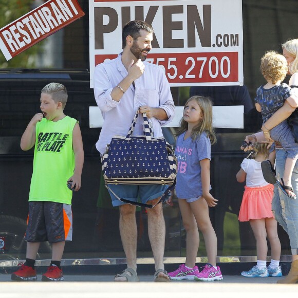 Exclusif - Tori Spelling se promène avec un inconnu et avec ses enfants Liam, Stella, Finn et Hattie dans les rues de Tarzana. Le petit Liam est allé chez le coiffeur «Floyd Barbershop» et la petite famille est allée ensuite diner dans un restaurant mexicain. Tori porte toujours son bandage. L'actrice américaine de 42 ans a décidé de porter plainte contre la chaîne de restaurants Benihana, qu'elle estime responsable de sa vilaine brûlure au bras droit. Le 6 septembre 2015