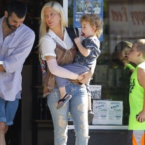 Exclusif - Tori Spelling se promène avec un inconnu et avec ses enfants Liam, Stella, Finn et Hattie dans les rues de Tarzana. Le petit Liam est allé chez le coiffeur «Floyd Barbershop» et la petite famille est allée ensuite diner dans un restaurant mexicain. Tori porte toujours son bandage. L'actrice américaine de 42 ans a décidé de porter plainte contre la chaîne de restaurants Benihana, qu'elle estime responsable de sa vilaine brûlure au bras droit. Le 6 septembre 2015