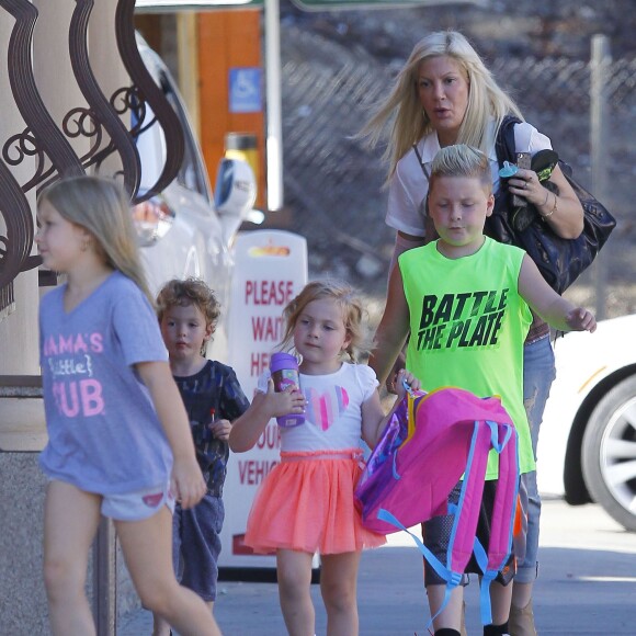 Exclusif - Tori Spelling se promène avec un inconnu et avec ses enfants Liam, Stella, Finn et Hattie dans les rues de Tarzana. Le petit Liam est allé chez le coiffeur «Floyd Barbershop» et la petite famille est allée ensuite diner dans un restaurant mexicain. Tori porte toujours son bandage. L'actrice américaine de 42 ans a décidé de porter plainte contre la chaîne de restaurants Benihana, qu'elle estime responsable de sa vilaine brûlure au bras droit. Le 6 septembre 2015