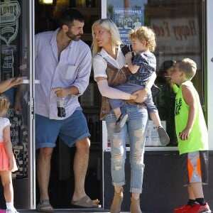 Exclusif - Tori Spelling se promène avec un inconnu et avec ses enfants Liam, Stella, Finn et Hattie dans les rues de Tarzana. Le petit Liam est allé chez le coiffeur «Floyd Barbershop» et la petite famille est allée ensuite diner dans un restaurant mexicain. Tori porte toujours son bandage. L'actrice américaine de 42 ans a décidé de porter plainte contre la chaîne de restaurants Benihana, qu'elle estime responsable de sa vilaine brûlure au bras droit. Le 6 septembre 2015