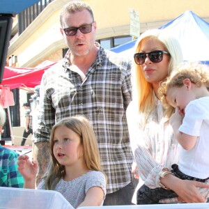 Tori Spelling, son mari Dean McDermott et leurs enfants Liam, Stella, Hattie et Finn font du shopping au Farmers Market à Studio City, le 23 août 2015.