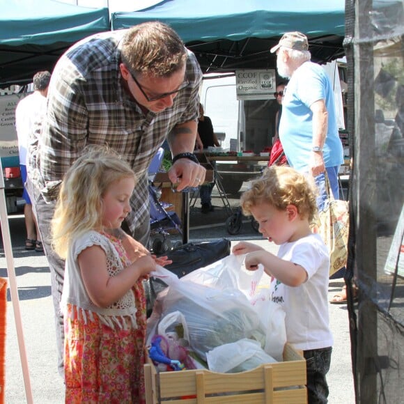 Tori Spelling, son mari Dean McDermott et leurs enfants Liam, Stella, Hattie et Finn font du shopping au Farmers Market à Studio City, le 23 août 2015.