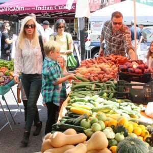 Tori Spelling, son mari Dean McDermott et leurs enfants Liam, Stella, Hattie et Finn font du shopping au Farmers Market à Studio City, le 23 août 2015.