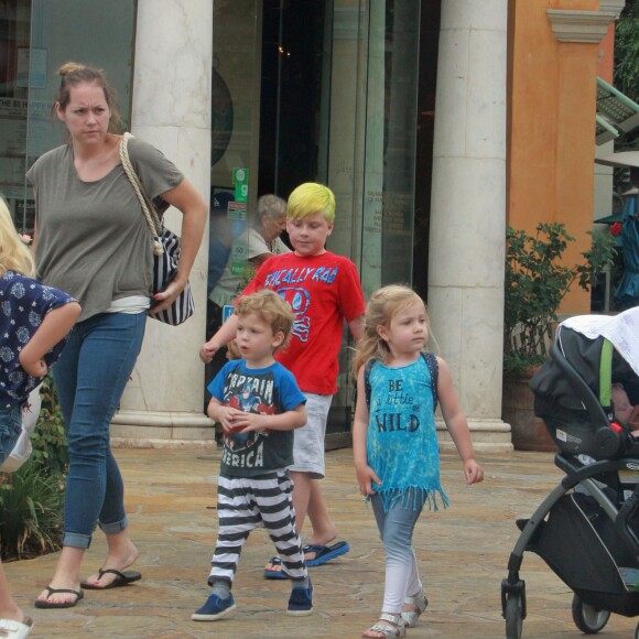 Exclusif - Les 4 enfants de Tori Spelling passent l'après-midi avec leur nounou à Calabasas le 9 juillet 2015.