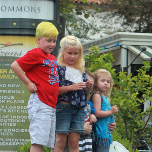 Exclusif - Les 4 enfants de Tori Spelling passent l'après-midi avec leur nounou à Calabasas le 9 juillet 2015.