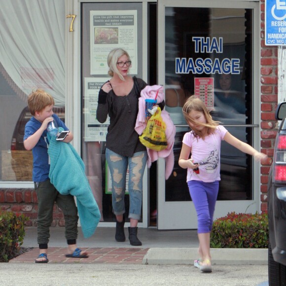 Exclusif - Tori Spelling avec ses enfants Liam et Stella à la sortie d'un salon de massage Thaï à Encino, le 24 mai 2015