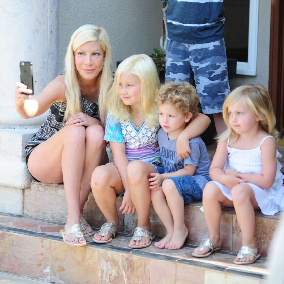 Tori Spelling et ses enfants à Los Angeles, le 31 août 2015