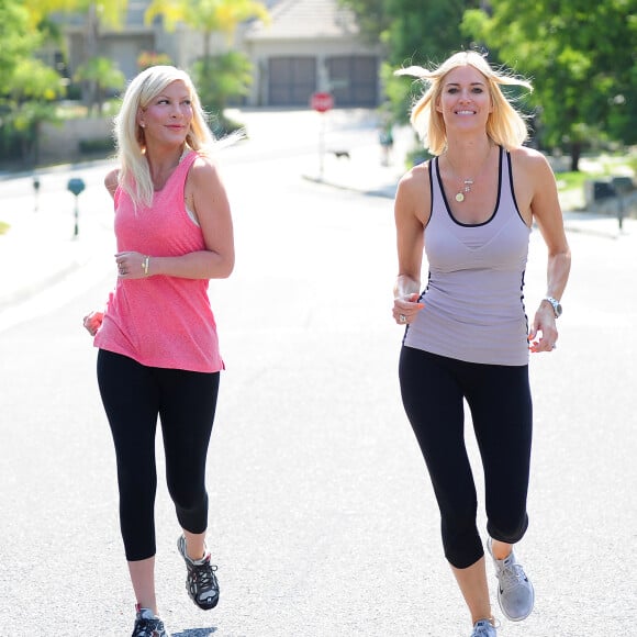 Kristen Taekman et Tori Spelling font un footing à Los Angeles, le 24 août 2015