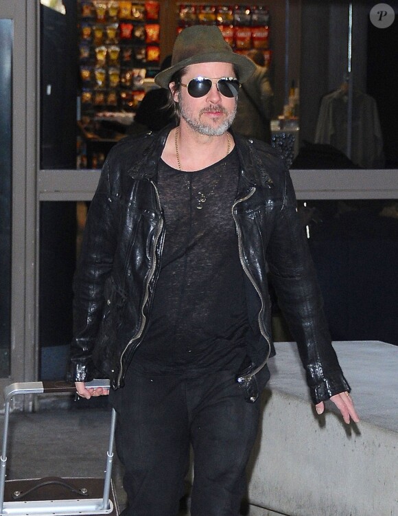 Brad Pitt arrive à l'aéroport de LAX à Los Angeles, le 6 mars 2015