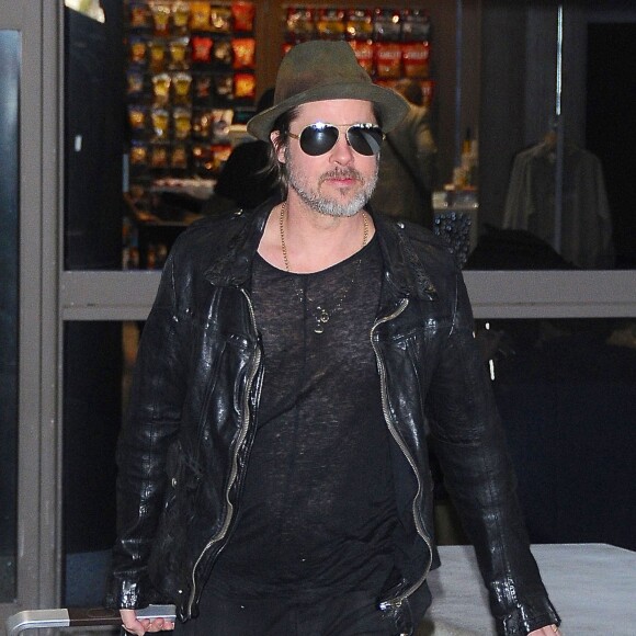 Brad Pitt arrive à l'aéroport de LAX à Los Angeles, le 6 mars 2015