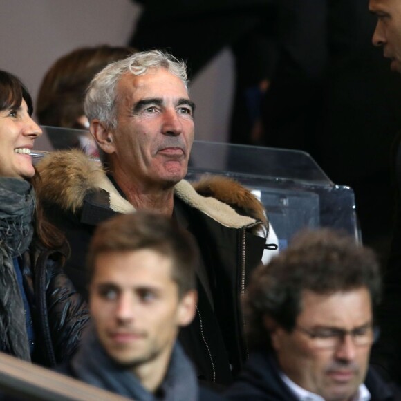 Raymond Domenech et sa compagne Estelle Denis et Eric Judor lors de la rencontre de Ligue 1 entre le Paris Saint-Germain et Guingamp au Parc des Princes à Paris le 22 septembre 2015