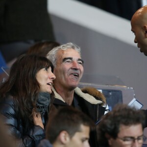 Raymond Domenech et sa compagne Estelle Denis et Eric Judor lors de la rencontre de Ligue 1 entre le Paris Saint-Germain et Guingamp au Parc des Princes à Paris le 22 septembre 2015