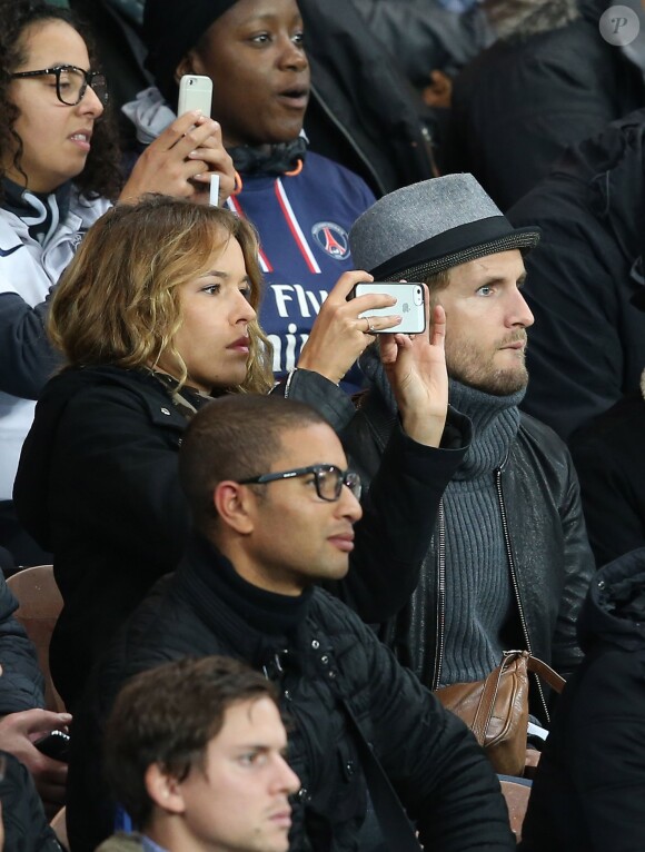 Phillipe Lacheau et sa compagne Elodie Fontan lors de la rencontre de Ligue 1 entre le Paris Saint-Germain et Guingamp au Parc des Princes à Paris le 22 septembre 2015