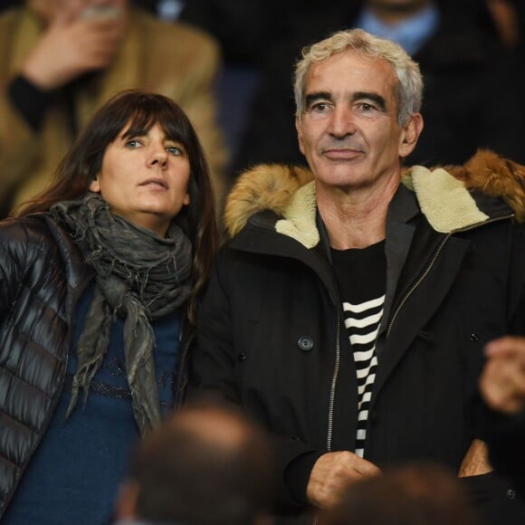 Estelle Denis et Raymond Domenech lors de la rencontre de Ligue 1 entre le Paris Saint-Germain et Guingamp au Parc des Princes à Paris le 22 septembre 2015