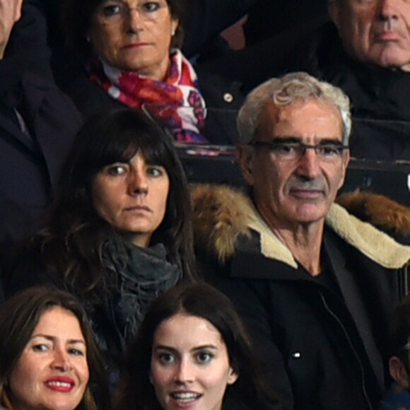 Estelle Denis et Raymond Domenech lors de la rencontre de Ligue 1 entre le Paris Saint-Germain et Guingamp au Parc des Princes à Paris le 22 septembre 2015