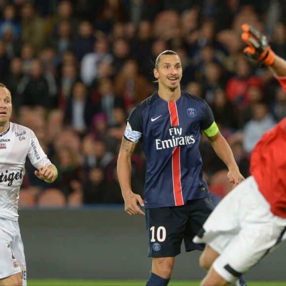 Zlatan Ibrahimovic lors de la rencontre de Ligue 1 entre le Paris Saint-Germain et Guingamp au Parc des Princes à Paris le 22 septembre 2015
