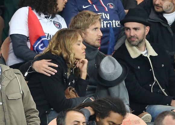 Phillipe Lacheau et Elodie Fontan lors de la rencontre de Ligue 1 entre le Paris Saint-Germain et Guingamp au Parc des Princes à Paris le 22 septembre 2015