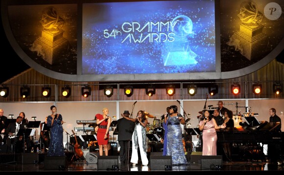 'Ladies of Gospel, ' Kim Burrell, Le'Andria Johnson, Kelly Price et Trin-I-Tee en concert pour la 54e cérémonie des Grammy Awards le 12 février 2012 à Los Angeles