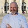 Exclusif - Philippe Etchebest (Top Chef, Cauchemar en cuisine) pose devant son restaurant le "Quatrième Mur" le jour de son ouverture, à Bordeaux le 8 septembre 2015.