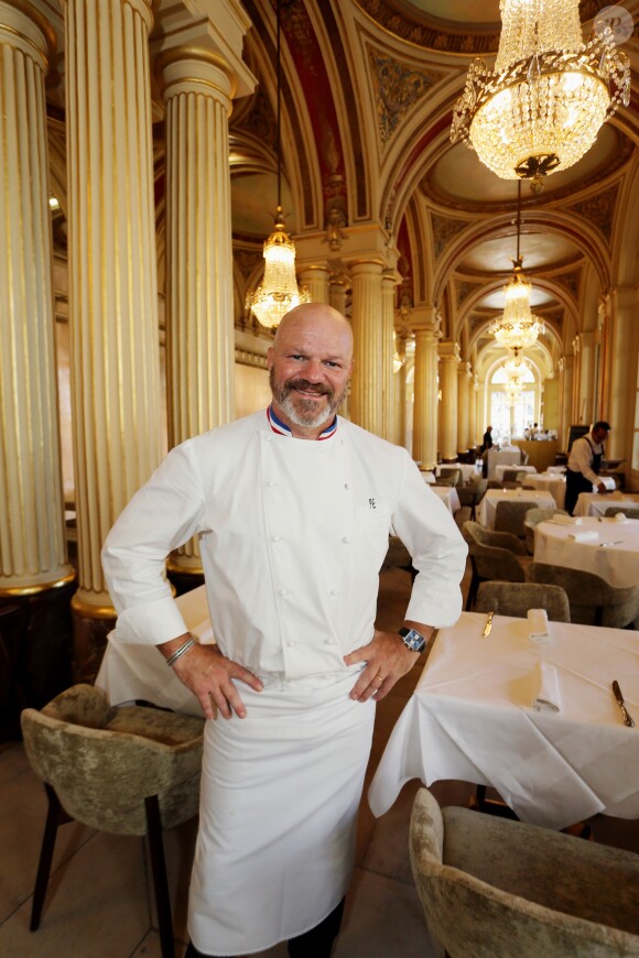 Exclusif - Philippe Etchebest (Top Chef, Cauchemar en cuisine) pose dans son restaurant le "Quatrième Mur" le jour de son ouverture, à Bordeaux le 8 septembre 2015.