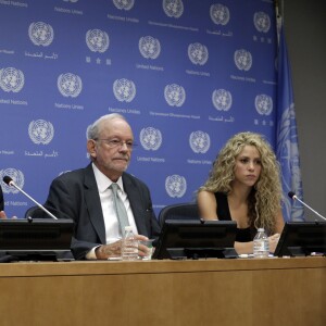 Conférence de presse de Shakira a l'ONU le 22 septembre 2015 à New York. À ses cotés Jack P.Shonkoff et Anthony Lake. Jack P. Shonkoff