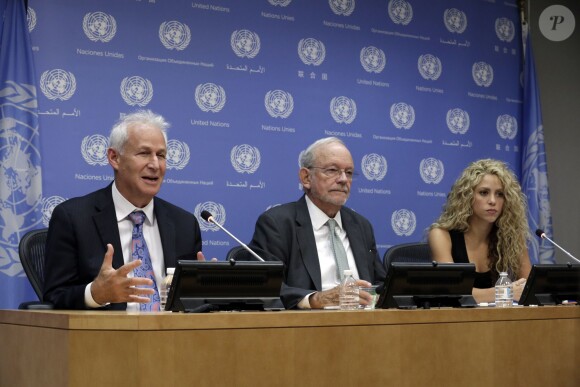 Conférence de presse de Shakira a l'ONU le 22 septembre 2015 à New York. À ses cotés Jack P.Shonkoff et Anthony Lake. Jack P. Shonkoff
