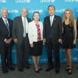 La chanteuse Shakira, ambassadrice de l'UNICEF pose avec Jack P. Shonkoff, Anthony Lake, directeur de l'UNICEF, Yoo Soon-taek la femme du secrétaire général, le secrétaire général Ban Ki-moon, Matthew Bishop après avoir été reçue par le secrétaire général Ban Ki-moon au siège des Nations Unies à New York, le 22 septembre 2015.