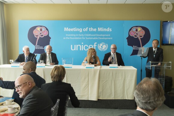 La chanteuse Shakira, ambassadrice de l'UNICEF avec Jack P. Shonkoff, Anthony Lake, directeur de l'UNICEF, Matthew Bishop et le secrétaire général Ban Ki-moon après avoir été reçue par le secrétaire général Ban Ki-moon au siège des Nations Unies à New York, le 22 septembre 2015.